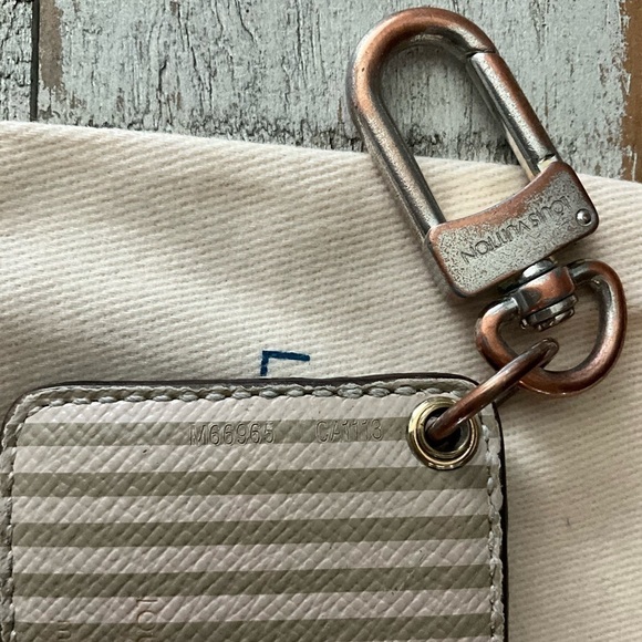 LOUIS VUITTON Porte Cure llystre
Trunk Charm Key Holder - Picture 10 of 10